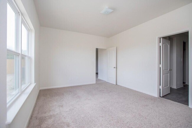 Building Photo - 936 Lake View Cir W