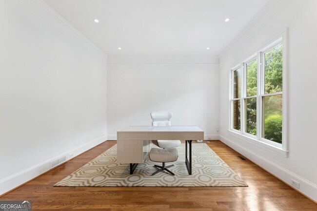 Foto del edificio - 5170 Deerlake Dr