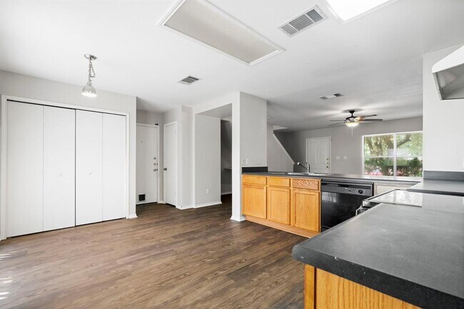 Building Photo - 10643 Marshitahs Way
