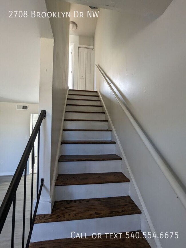 Foto del edificio - 2708 Brooklyn Dr NW