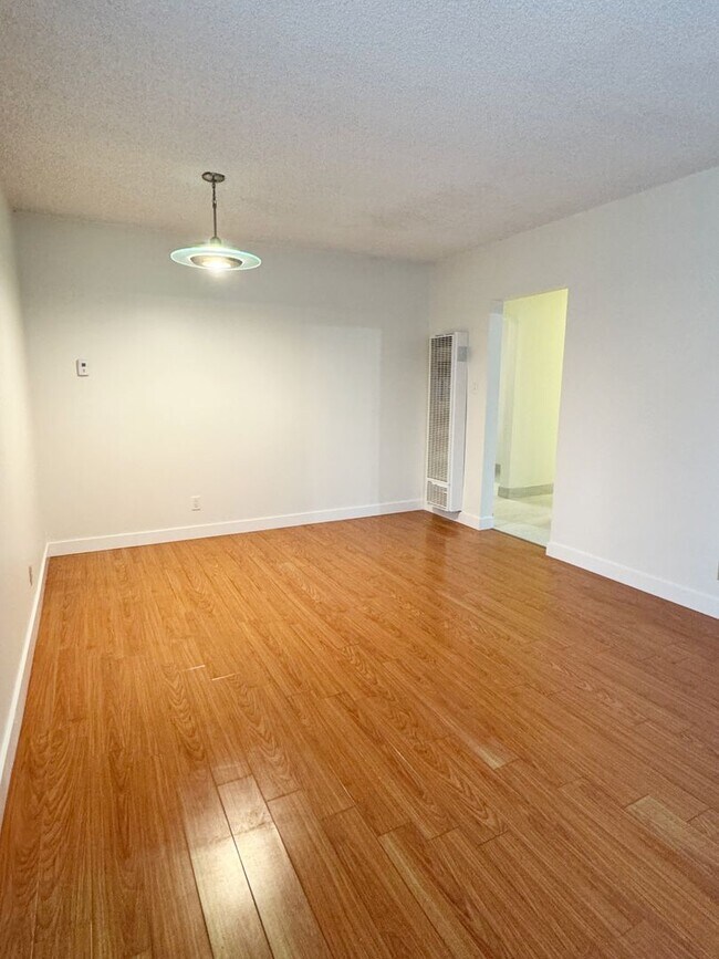 Foto del edificio - Charming 3-Bedroom Front Home in Lakewood