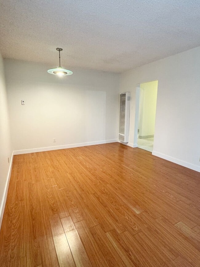 Building Photo - Charming 3-Bedroom Front Home only in Norwalk
