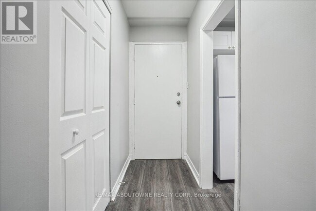 Photo du bâtiment - 2354 Queensway Dr