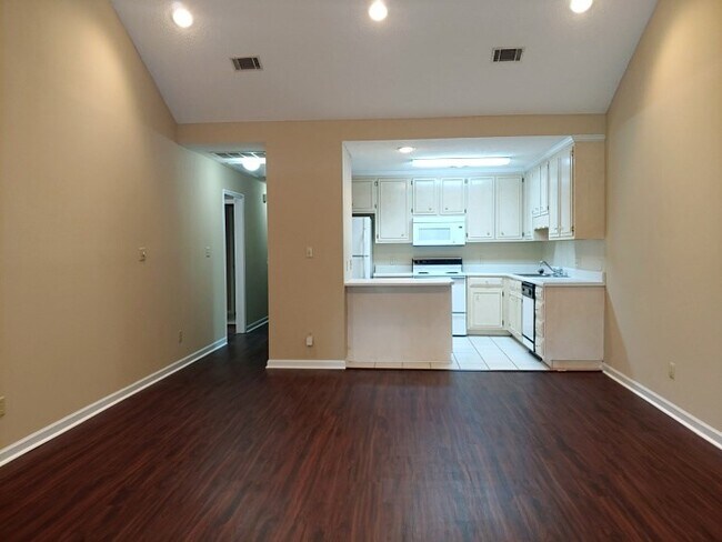 Building Photo - 2222 Bedford Ct