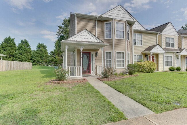 Foto del edificio - Updated 3-Bedroom Yorktown Townhouse with Private Yard and Community Amenities