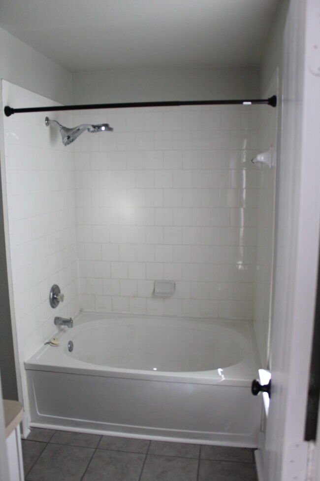 Oversize Tub in Master Bath - 1300 Mallard Dr