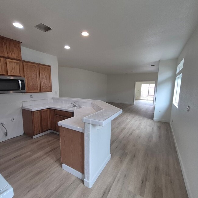 Building Photo - Single story Elk Grove home, 4 bedrooms, 2 baths; nice floor plan