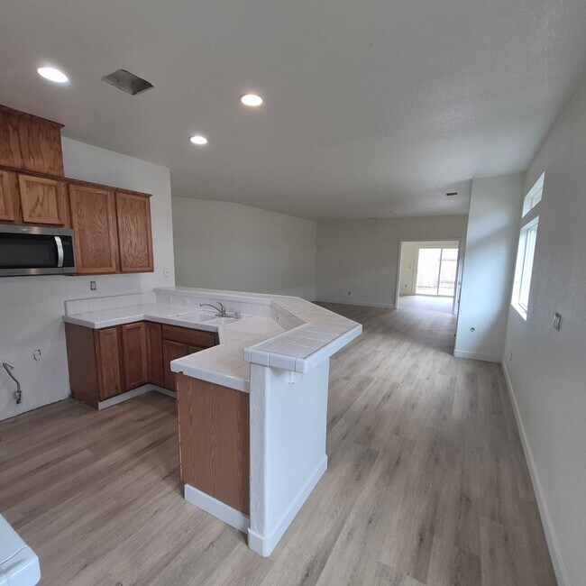 Foto del edificio - Single story Elk Grove home, 4 bedrooms, 2 baths; nice floor plan