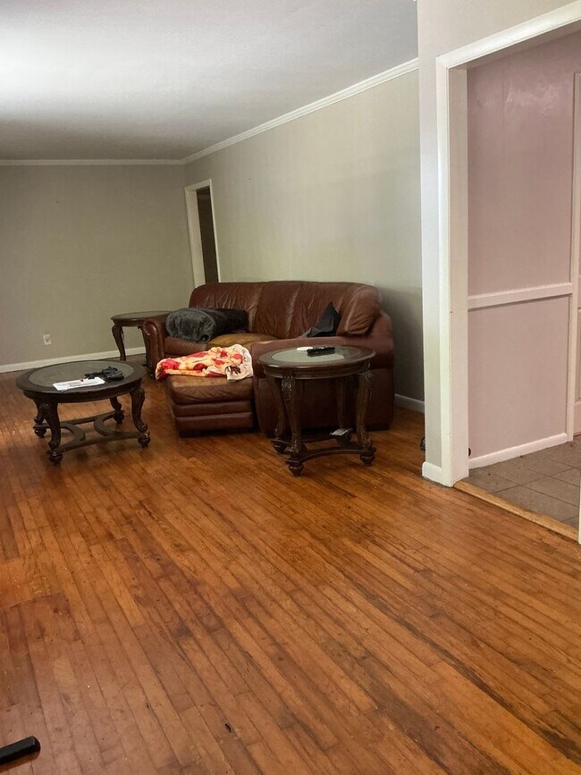 Foto del edificio - 3 bedroom 2 bathroom house conveniently lo...