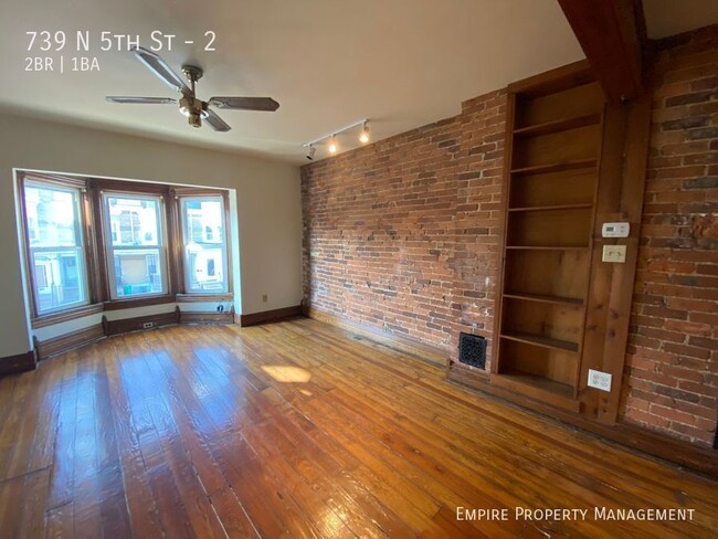 Building Photo - 2nd Floor: 2 Bedroom/1 Bathroom Apartment ...