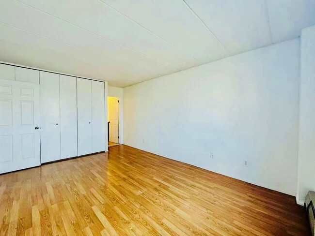 Building Photo - 136-75-136-37 37th Ave
