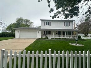 Building Photo - 1105 Summit Dr