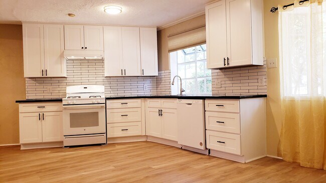 Building Photo - 409 Ridgeway St