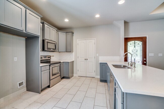 Building Photo - 3 Bedroom/2 Bath Beacon Hill Subdivision