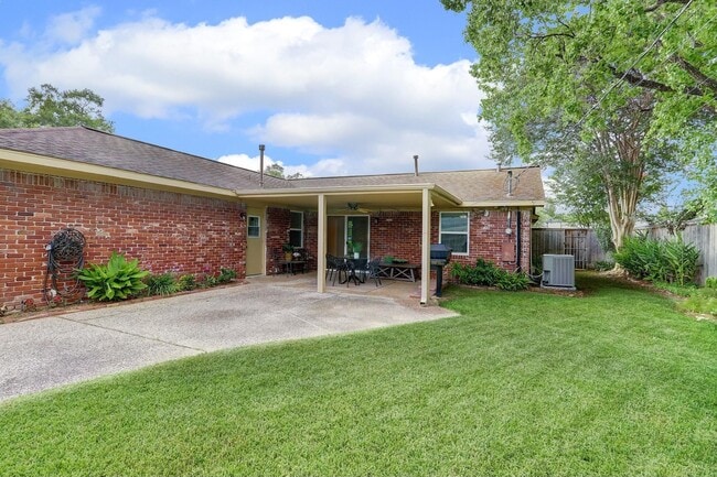 Building Photo - 2330 Willowby Dr