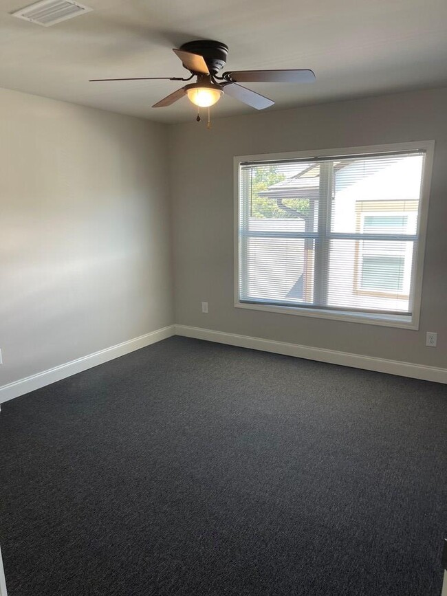 Foto del edificio - 536 E Elm St