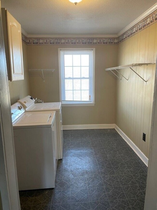 Building Photo - 3 Bedroom Ranch Convenient to I-85