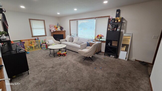 Foto del edificio - Single Family Home in Fridley - VIDEO TOUR...