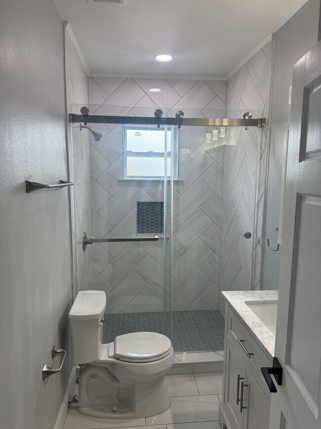 Foto del edificio - Large 4 bedroom West Tampa Bungalow