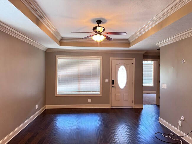 Building Photo - ?Beautiful Condo Located in the Sango area?! 2 Bed 2 Bath End Unit!