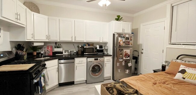 Building Photo - 732 W Roscoe St