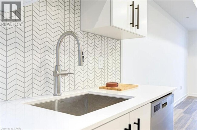 Building Photo - 15 Wellington St S