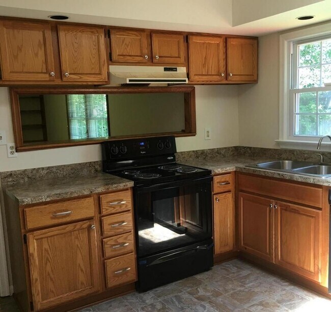 Foto del edificio - Charming 3-Bedroom Home with 2 Full Baths ...