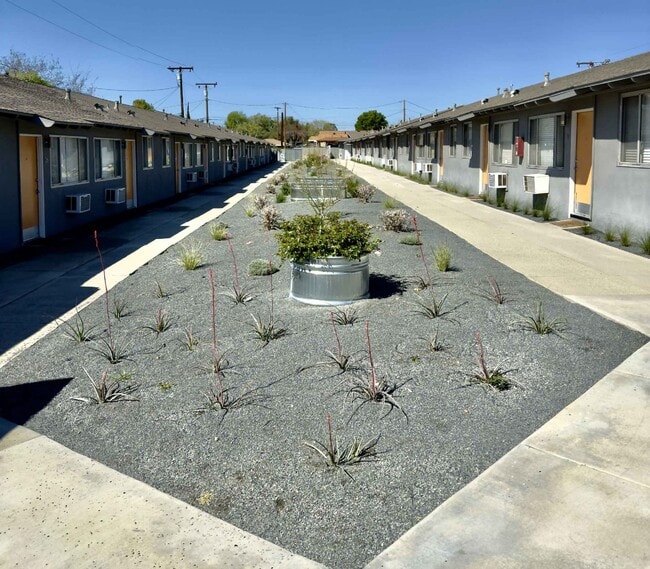 Building Photo - DON’T LIVE ABOVE OR BELOW ANYONE…NEWLY REN...