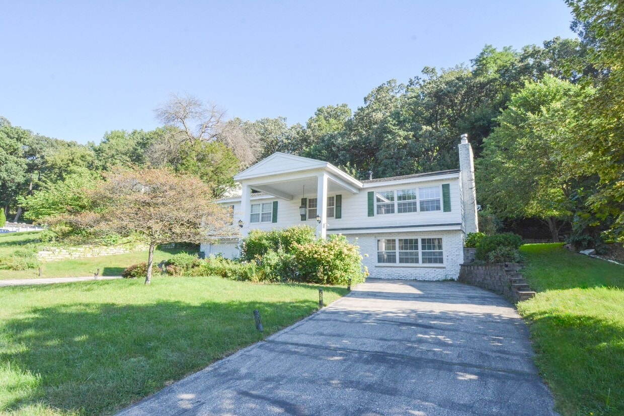 Foto principal - 4 Bed, 2 Bath Home for Rent – Unique Desig...