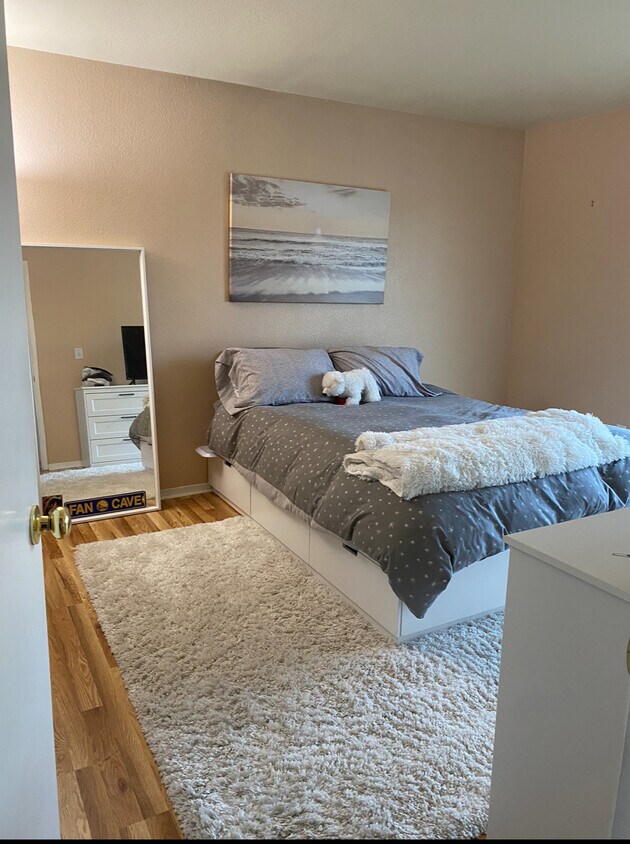 Master Bedroom w/walk in closet - 825 Oak Grove Rd