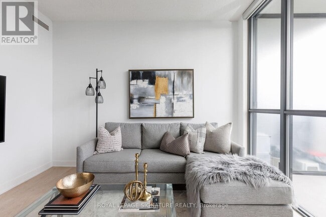 Photo du bâtiment - 110 Charles St E