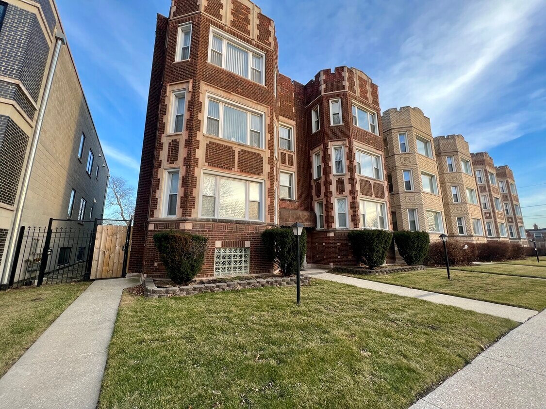 Primary Photo - 8233 S Indiana Ave