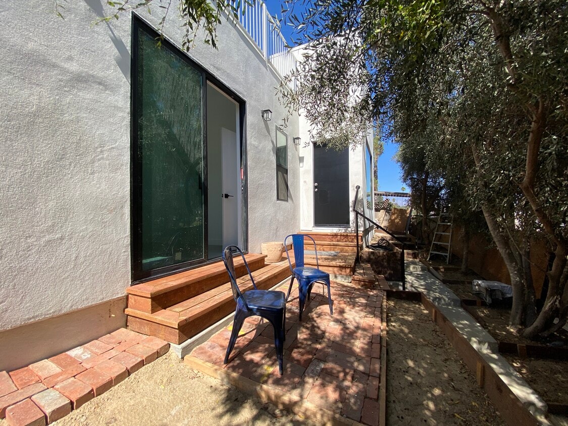 Entrada totalmente privada y aislada, bordeada de árboles con sombra y sol. - 4435 Radium Dr