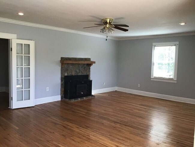 Building Photo - 3 Bedroom Farmhouse in Edgemoor, SC!!