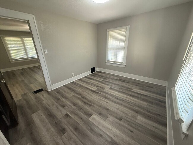 Building Photo - One bedroom available for an immediate mov...