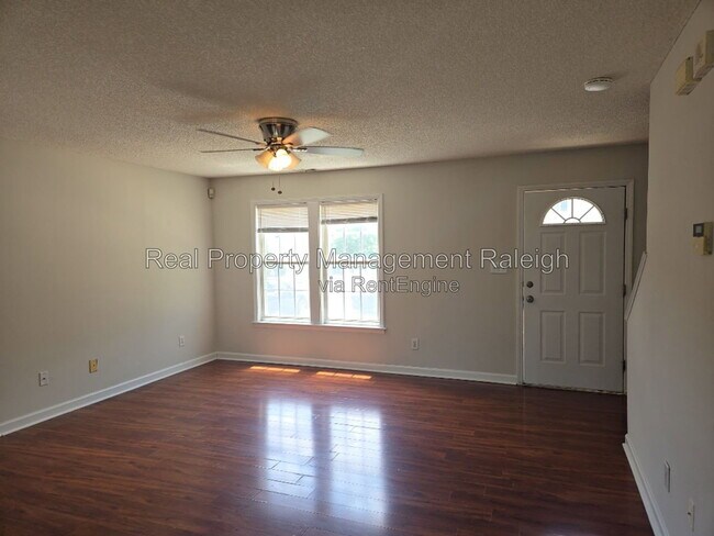 Foto del edificio - 5105 Jimmy Ridge Pl