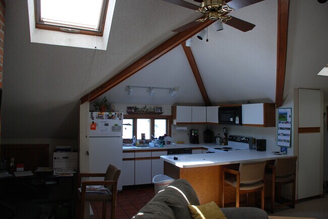 Building Photo - 28 Quaker Ln S