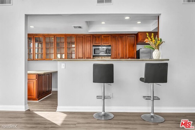 Foto del edificio - 3 br, 3 bath Condo - 1880 Veteran Ave Apt 308