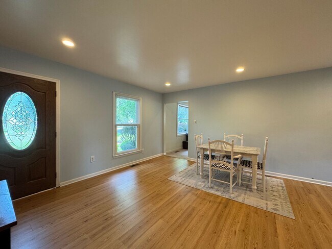 Building Photo - Beautiful 3 Bed 2.5 Bath Single Family Hom...