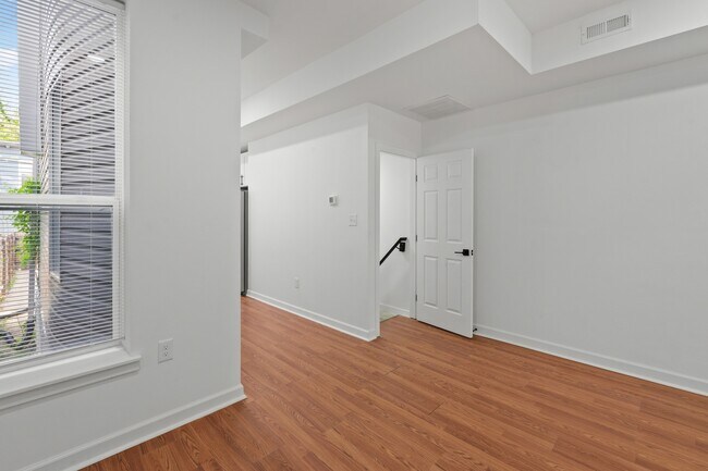 Foto del edificio - 324 E 23rd St