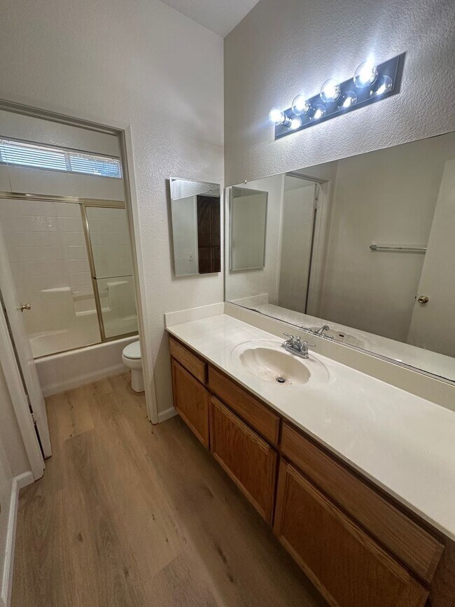 Foto del edificio - 9521 Twin Brooks Ln
