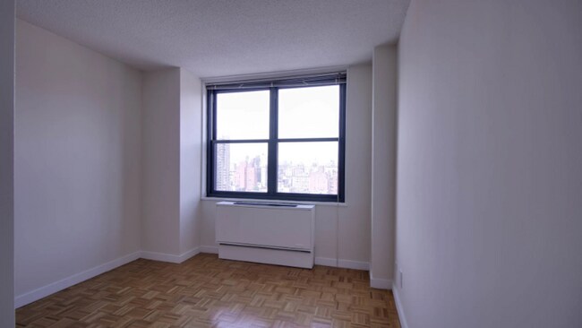 Foto del edificio - 303 E 83rd St