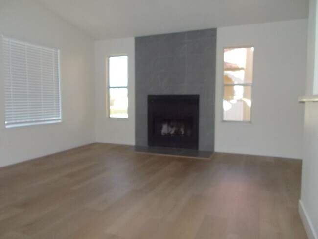 Foto del edificio - Elegant upstairs condo with modern upgrades and private balcony.