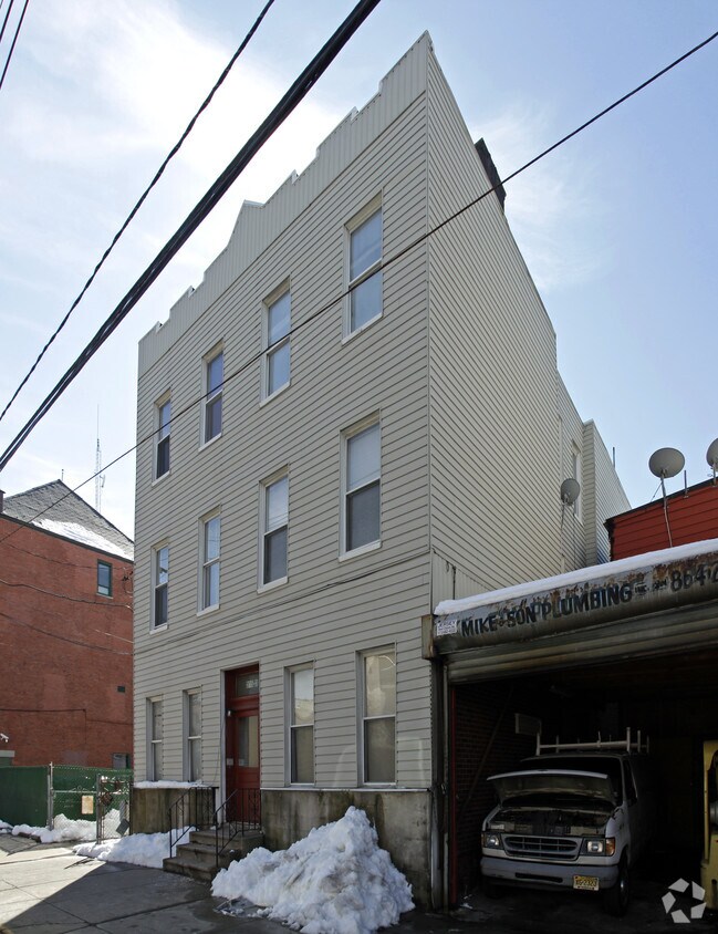 Building Photo - 315 38th St
