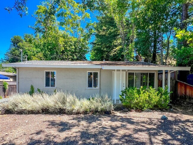 Foto del edificio - Centrally Located Three Bedroom St. Helena...