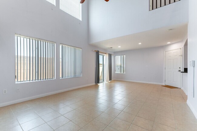 Building Photo - Charming 3BR/2.5BA with High Ceilings, Sta...