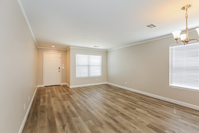 Building Photo - 326 Hopedale Ave