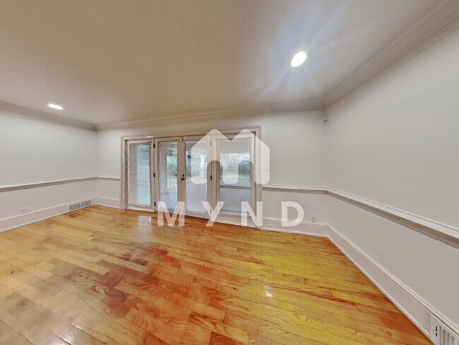 Building Photo - 1205 Briar Hills Dr NE