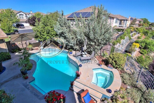Foto del edificio - Serrano Executive 4bd/4.5ba Executive Home with Pool, Spa & 4-Car Garage!