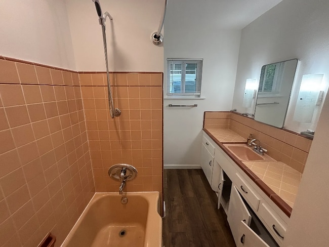 Foto del edificio - 118 W 8th Ave